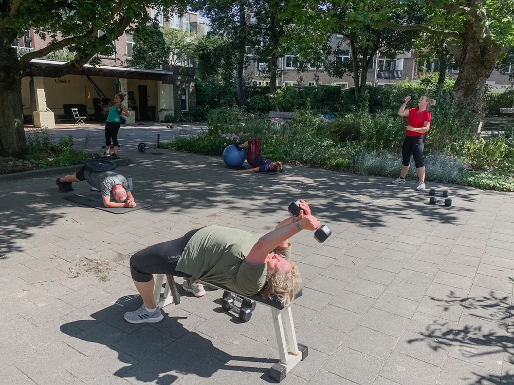 Buiten bewegen met de groep bij Club Vit, Den Haag