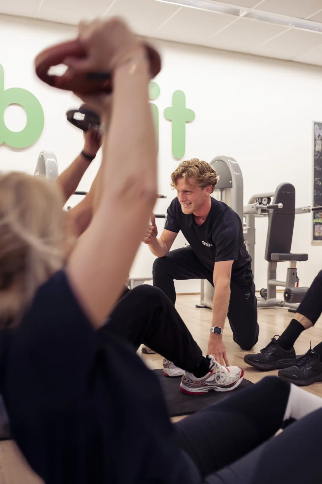 Lid traint geconcentreerd met begeleiding bij Club Vit