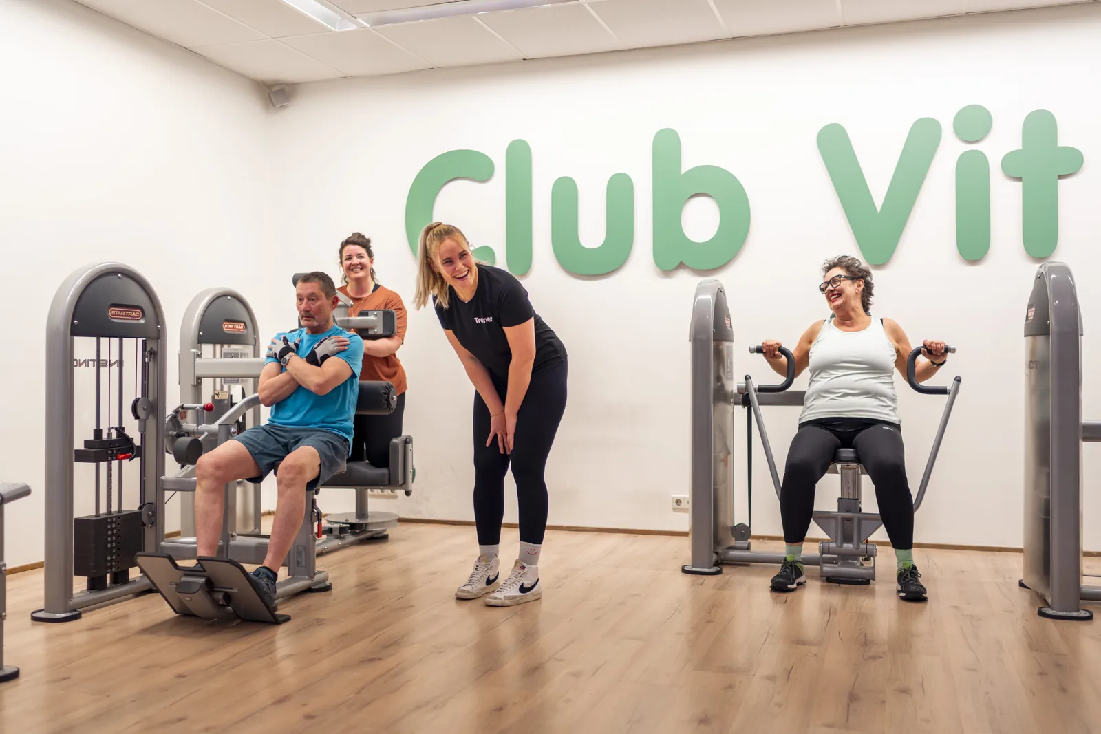 Leden trainen samen voor de Club Vit muur