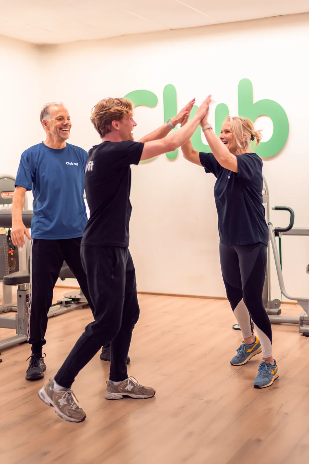 Trainer geeft een lid een high five bij Club Vit, Den Haag