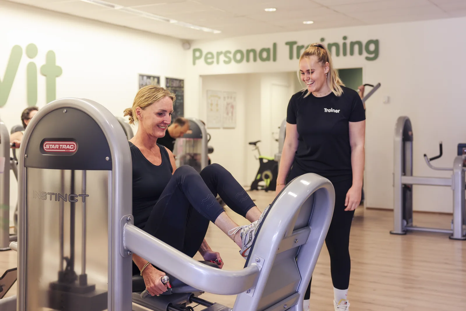 Groepje leden traint op de mat bij Club Vit