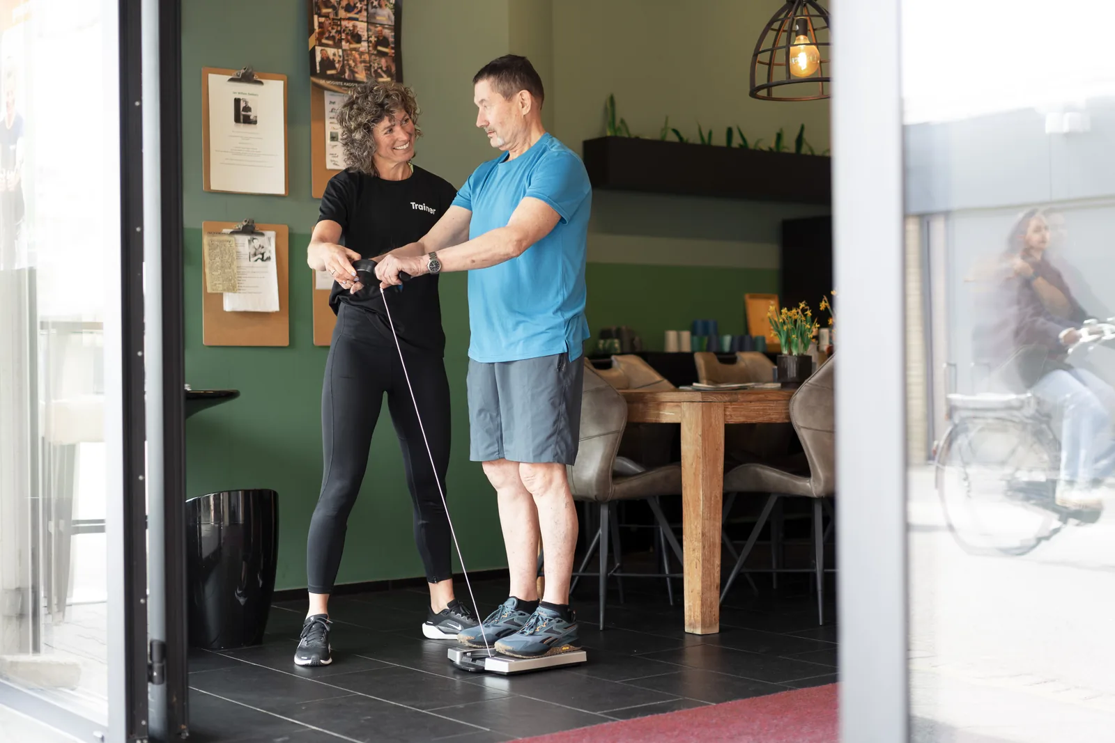Lid traint met een bal bij Club Vit in de Bloemenbuurt