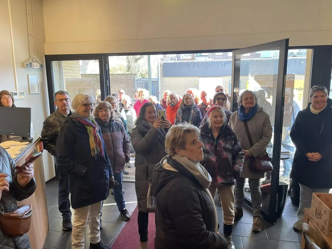 Volle ontvangstruimte vol leden tijdens een open dag bij Club Vit in de Bloemenbuurt, Den Haag